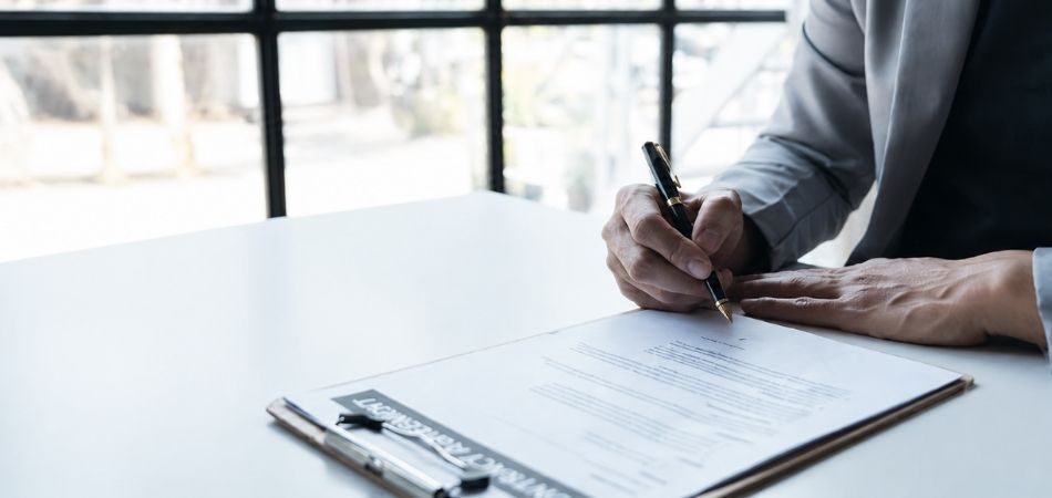 Documentos legales y facturas impagadas para reclamar una deuda internacional desde España