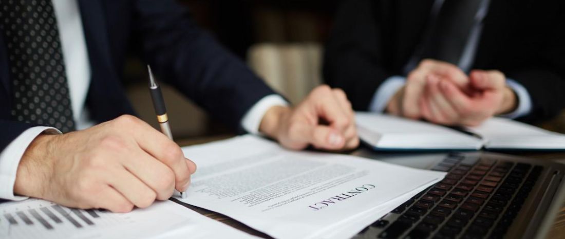 Firma de contrato de arrendamiento comercial para reclamar rentas atrasadas y recuperar un local alquilado