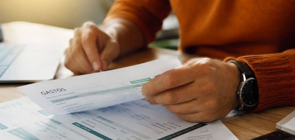 Revisión de facturas impagadas para reclamar a un cliente insolvente